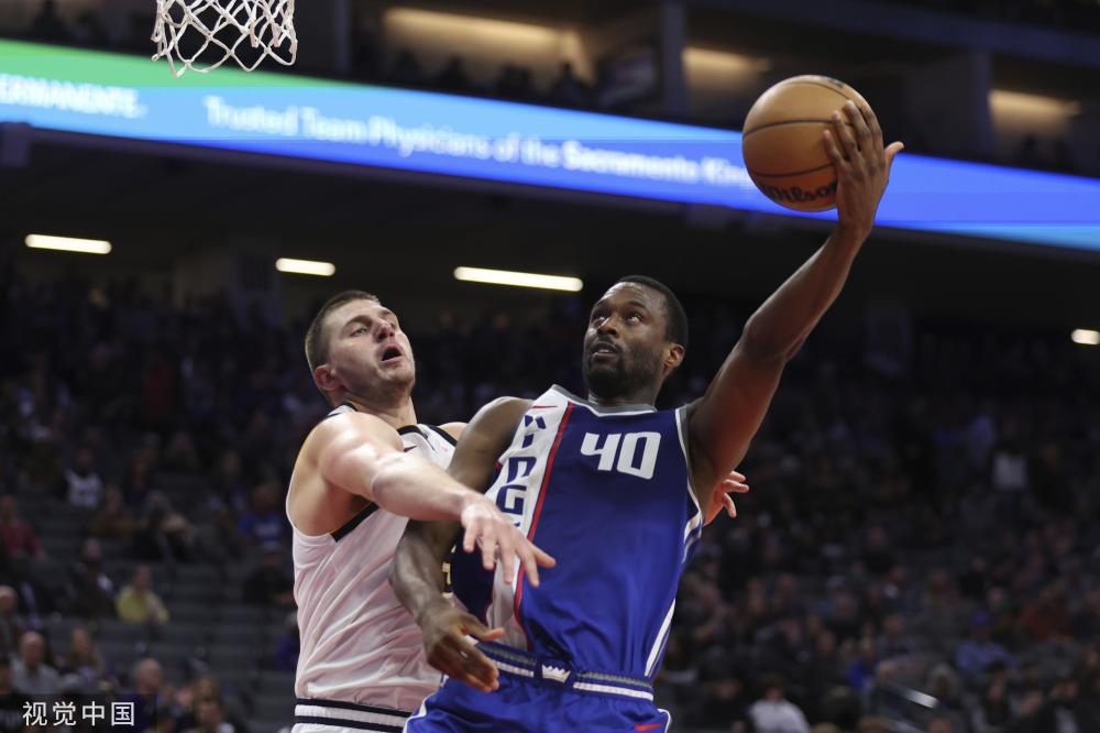 他被搀扶离 他被搀扶离